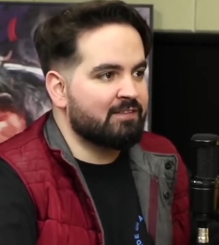 Leonardo Blume em gravação de podcast