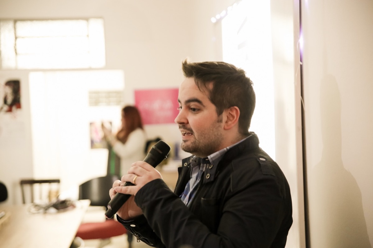 Leonardo Blume falando ao microfone em evento
