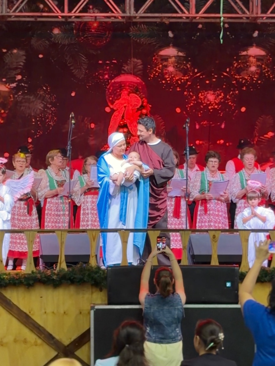 Leo Blume no palco do musical Blumenau Christmasland